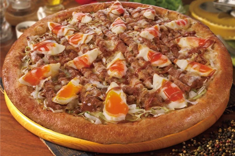 ピザクック新商品『とろ～りチーズのてりたまバーグ』のアップ写真