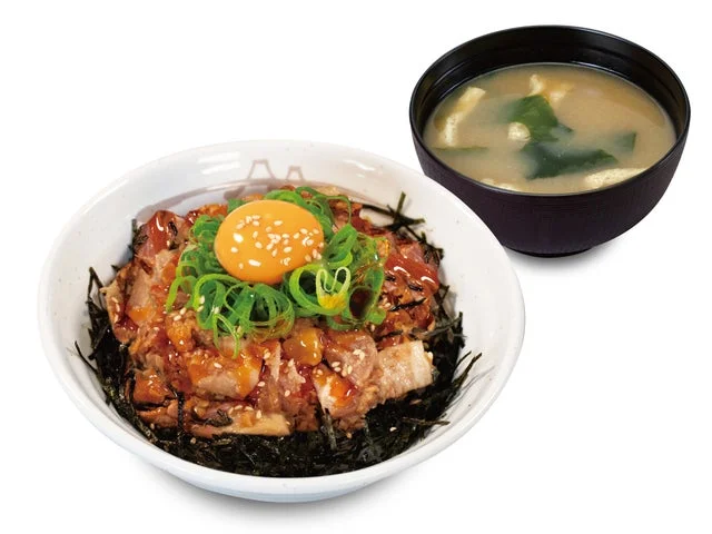 松屋「大盛ごろごろチャーシュー丼」の単品写真。ボリューム感が伝わる。