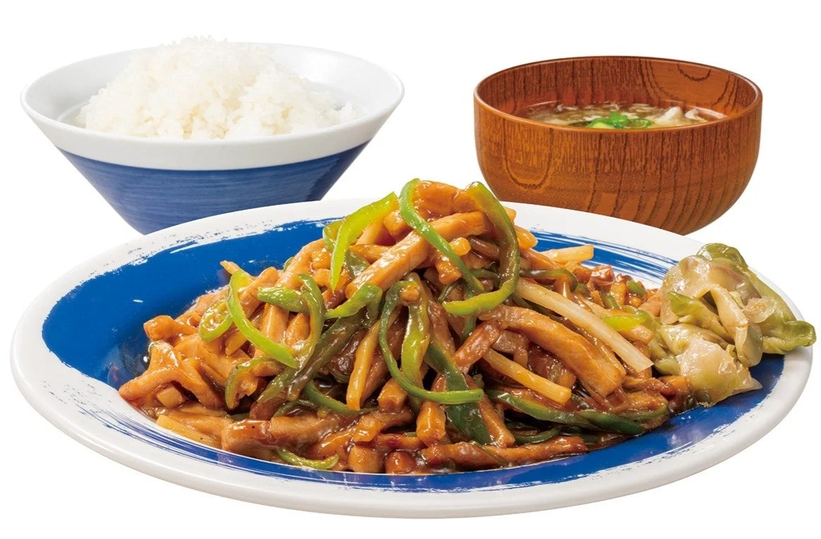 青椒肉絲とご飯、汁物がセットになった肉めし岡もと「青椒肉絲定食」