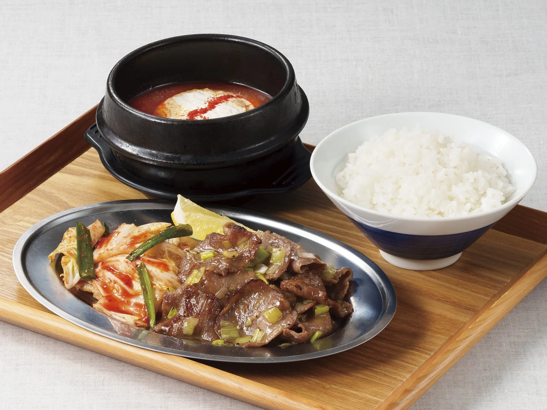 ねぎ塩牛たん焼定食。ねぎ塩牛たん、生キムチ、ミニスンドゥブ、ご飯のセット。