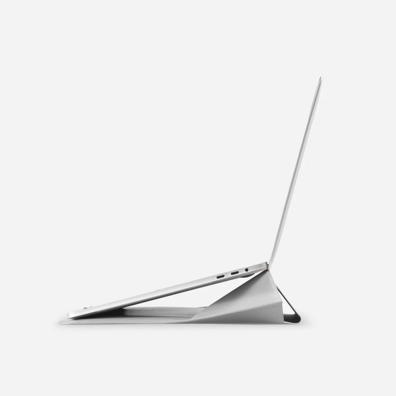 ミスティグレーのMOFT多機能キャリーケースをスタンドとして使用する様子