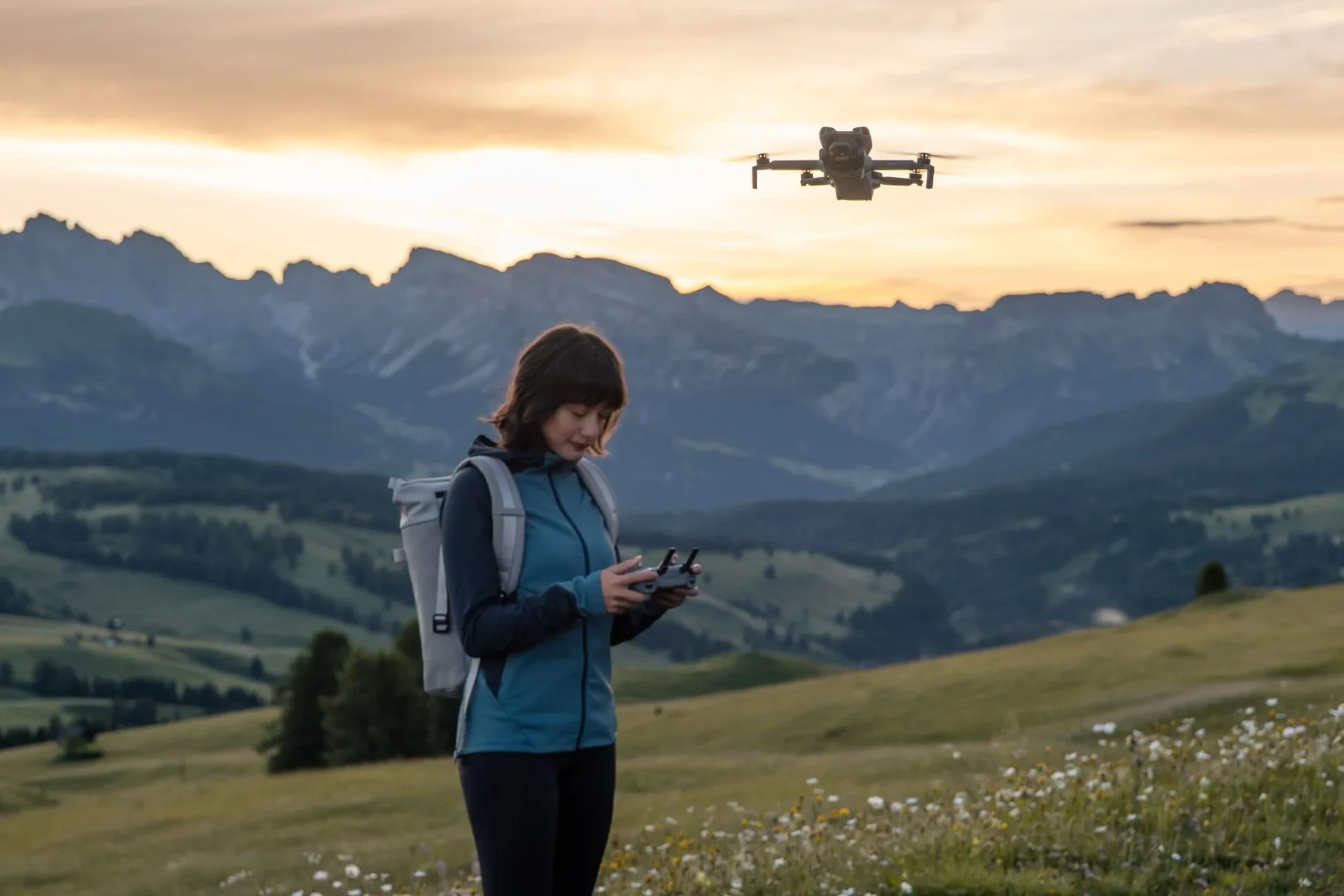 ユーザーがDJI Mini 5 Proドローンを操作し山岳風景を撮影