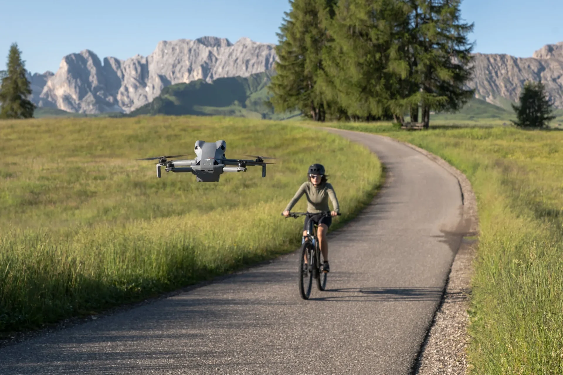 DJI Mini 5 Proドローンが自転車に乗る人を自動追跡