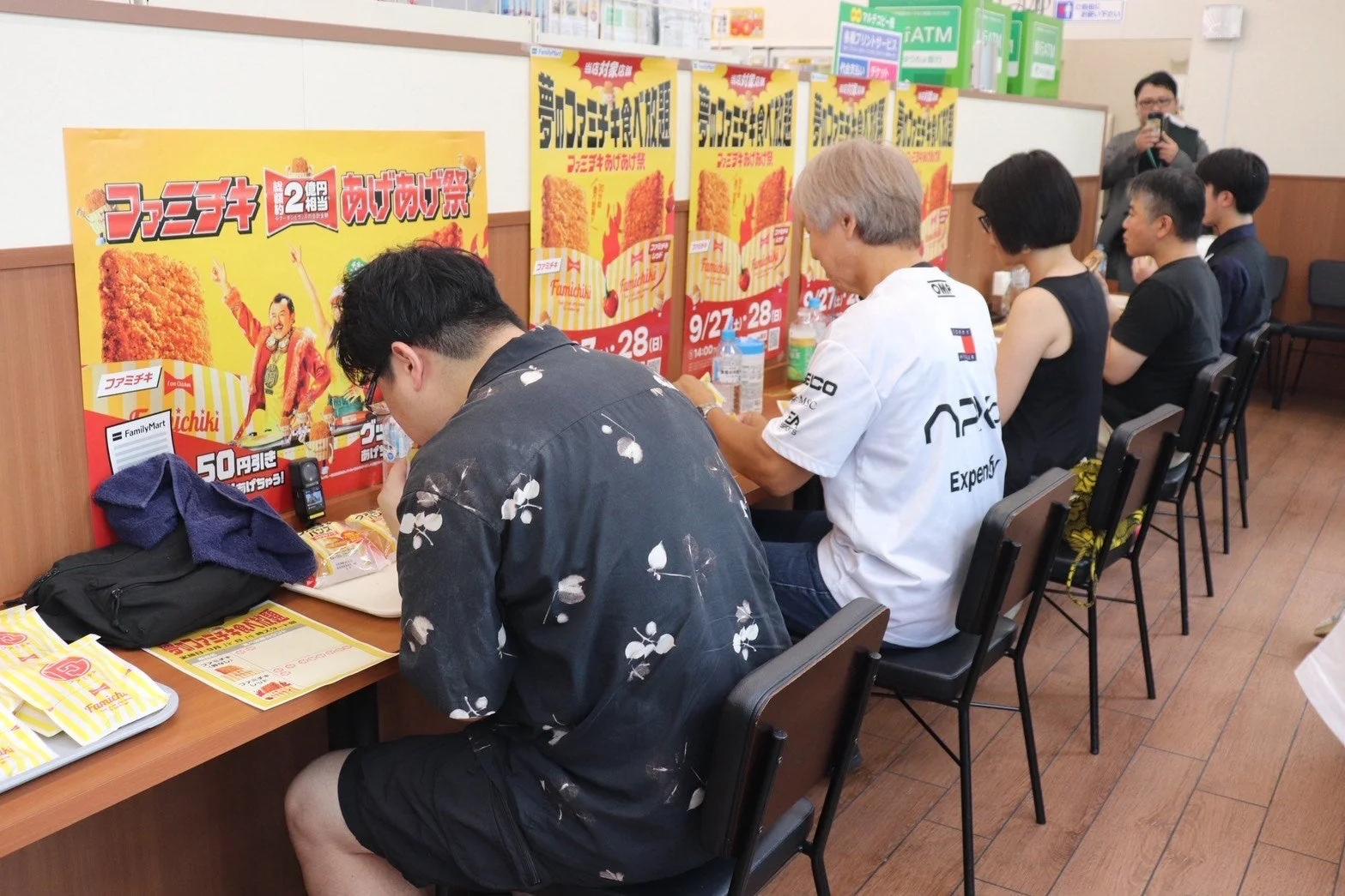 「ファミチキ食べ放題」イベントでファミチキを楽しむ参加者たち