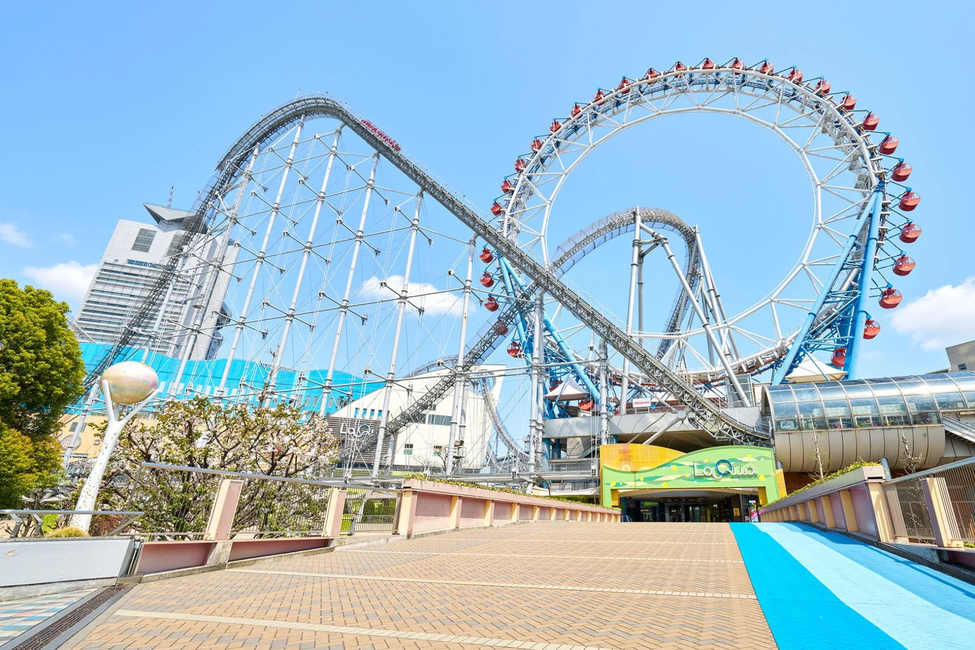 東京ドームシティ アトラクションズの観覧車とジェットコースター