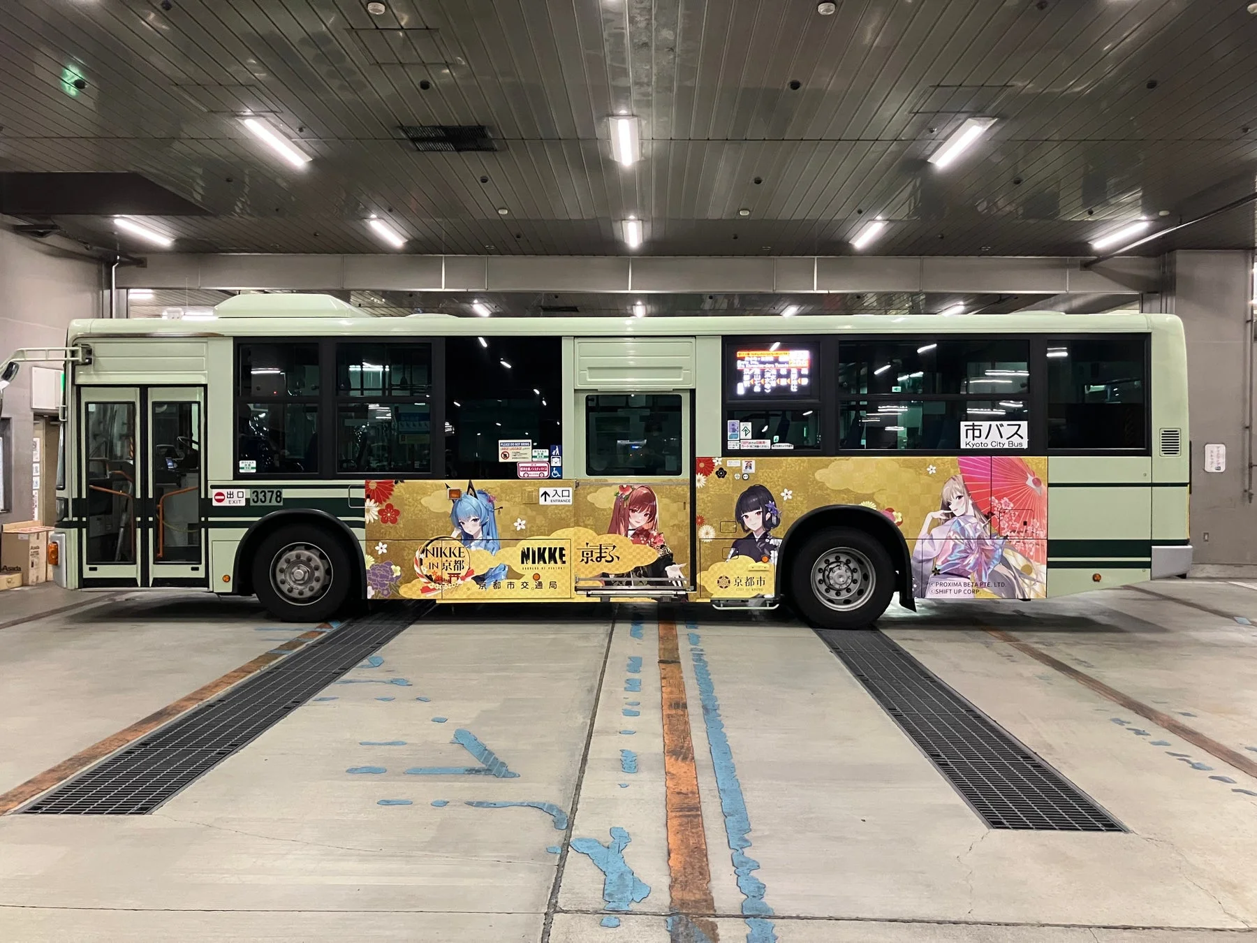 京都市内を運行する「勝利の女神:NIKKE」ラッピングバス