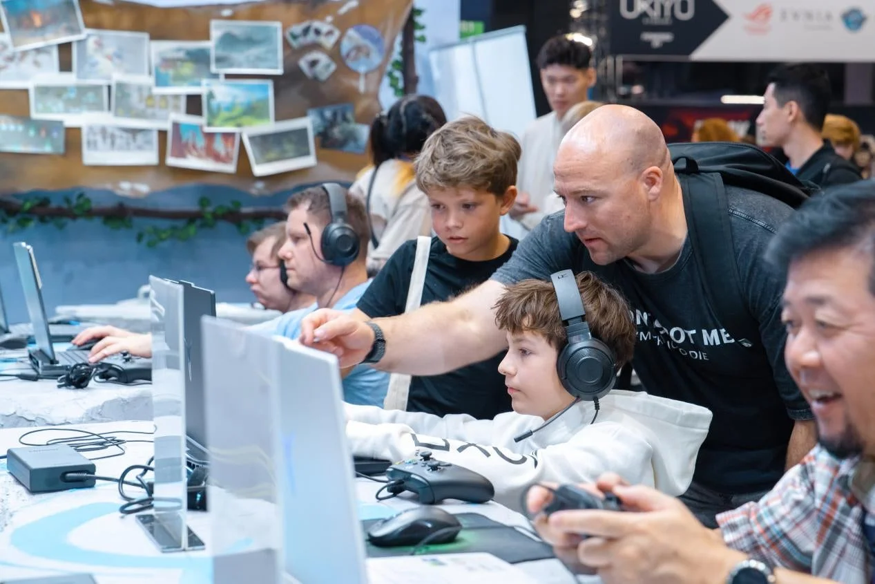gamescom2025で『山外山』体験版をプレイする来場者