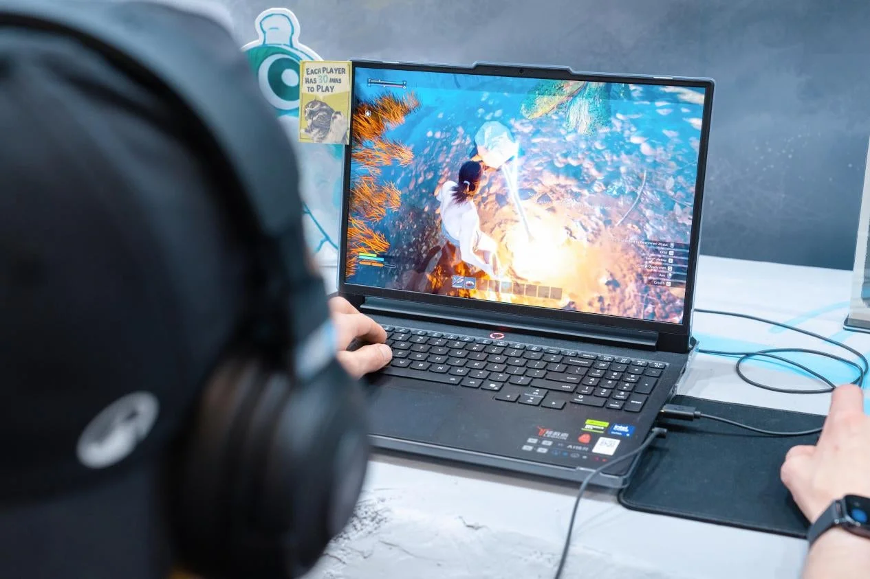 ノートPCで『山外山』の体験版をプレイする様子