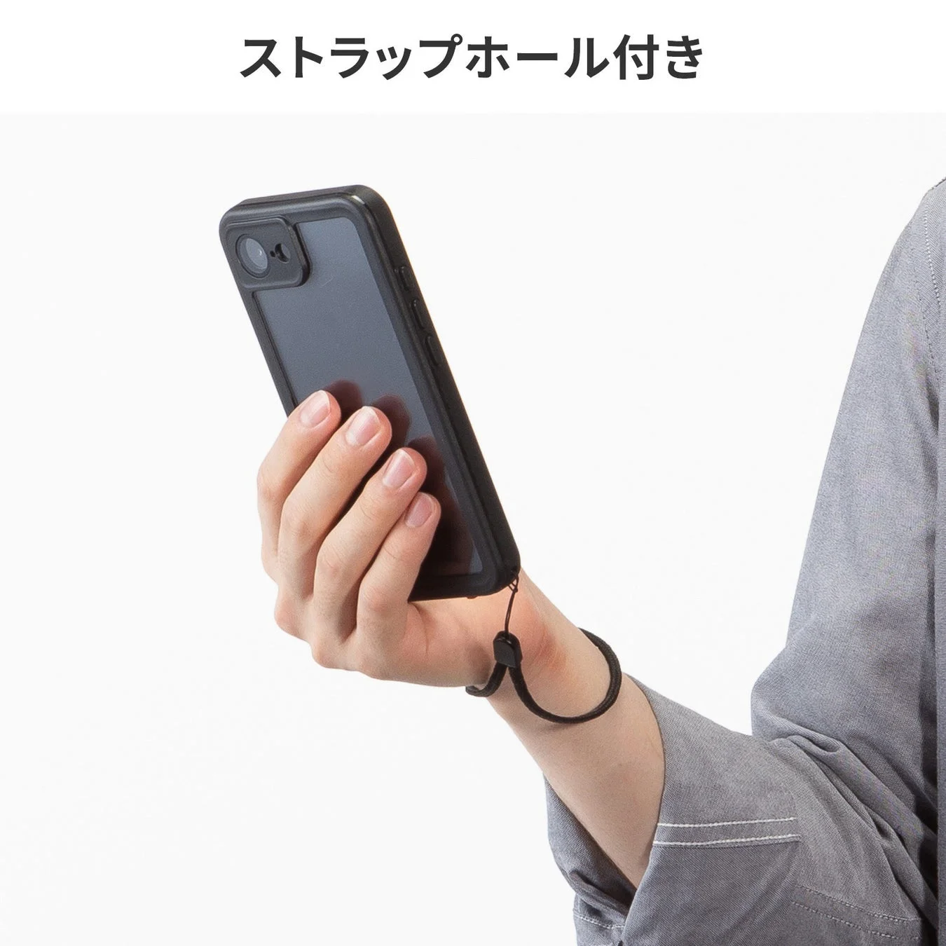 ストラップホールにハンドストラップを装着してiPhoneを使用する様子