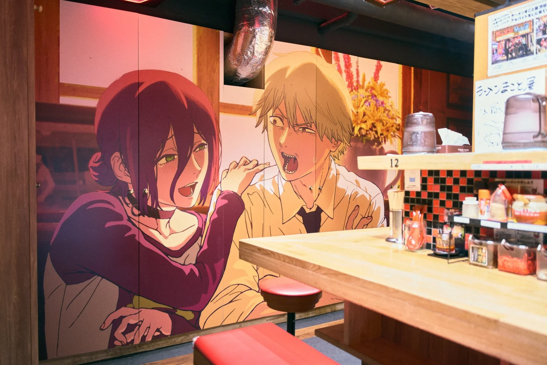 渋谷店内の壁面に描かれたデンジとレゼの巨大ビジュアル