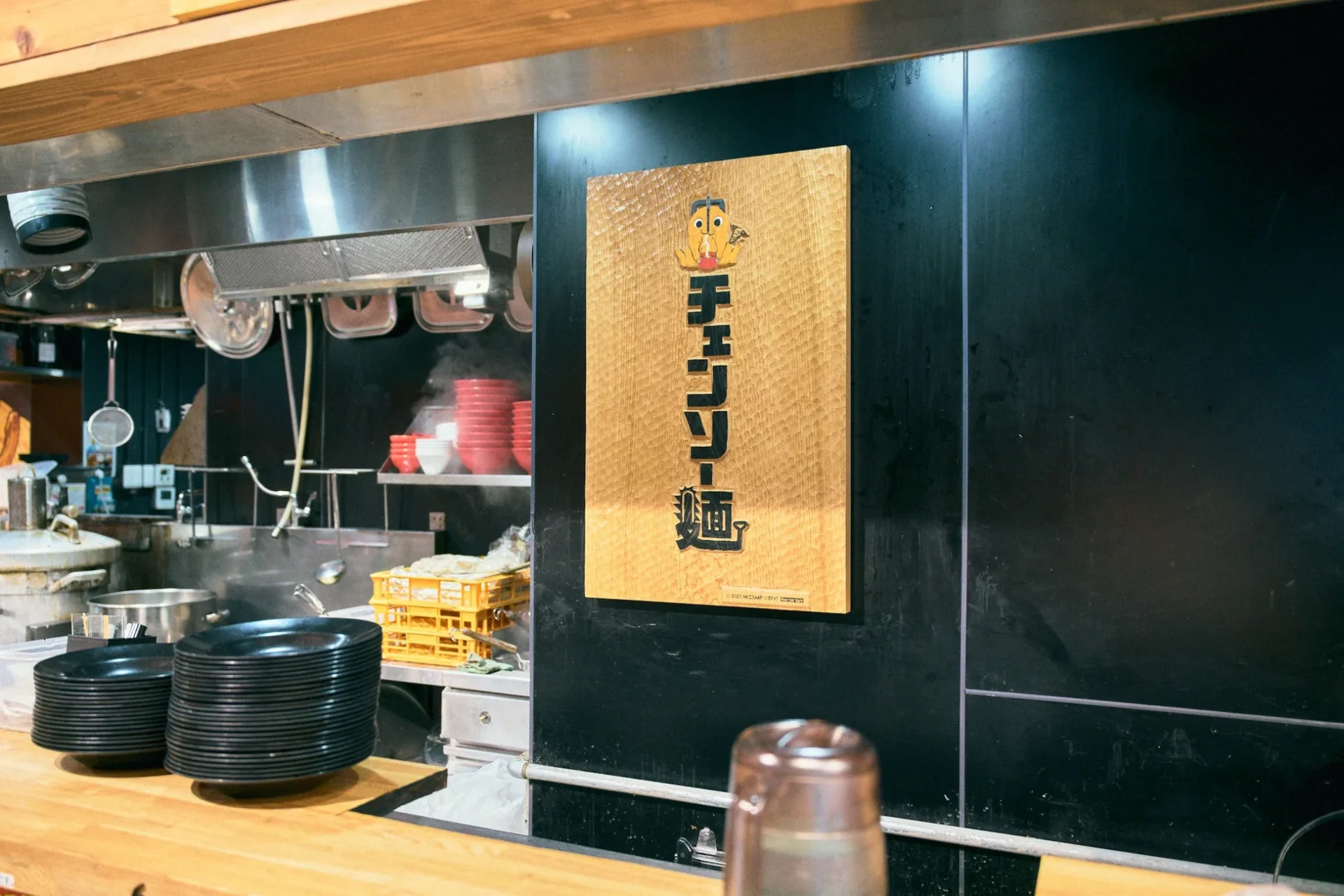 店内に掲示された「チェンソー麺」のコラボ看板