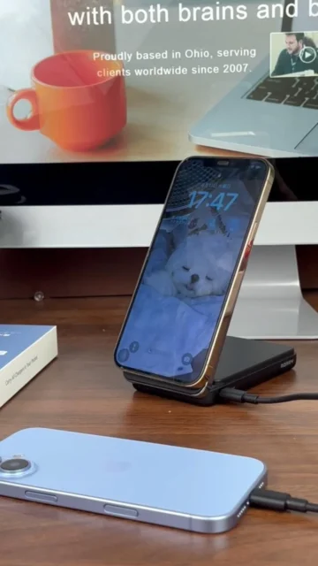 RORRY M8モバイルバッテリーでスマートフォンをワイヤレス充電する様子