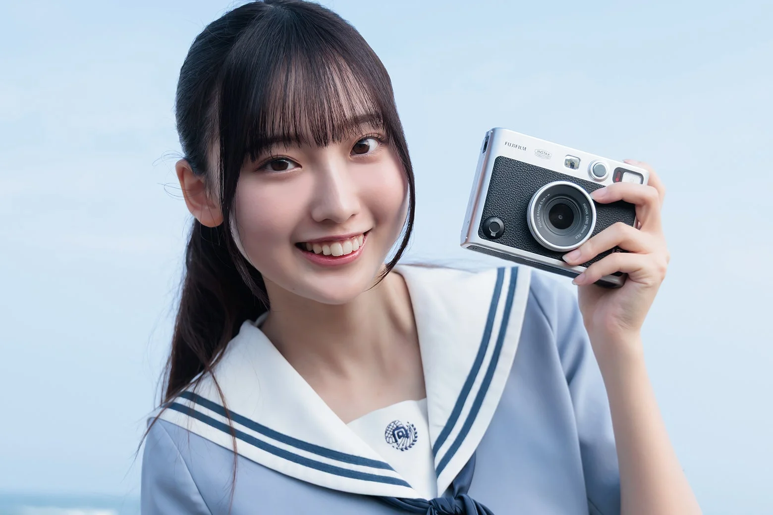 日向坂46五期生メンバーがカメラを持って笑顔