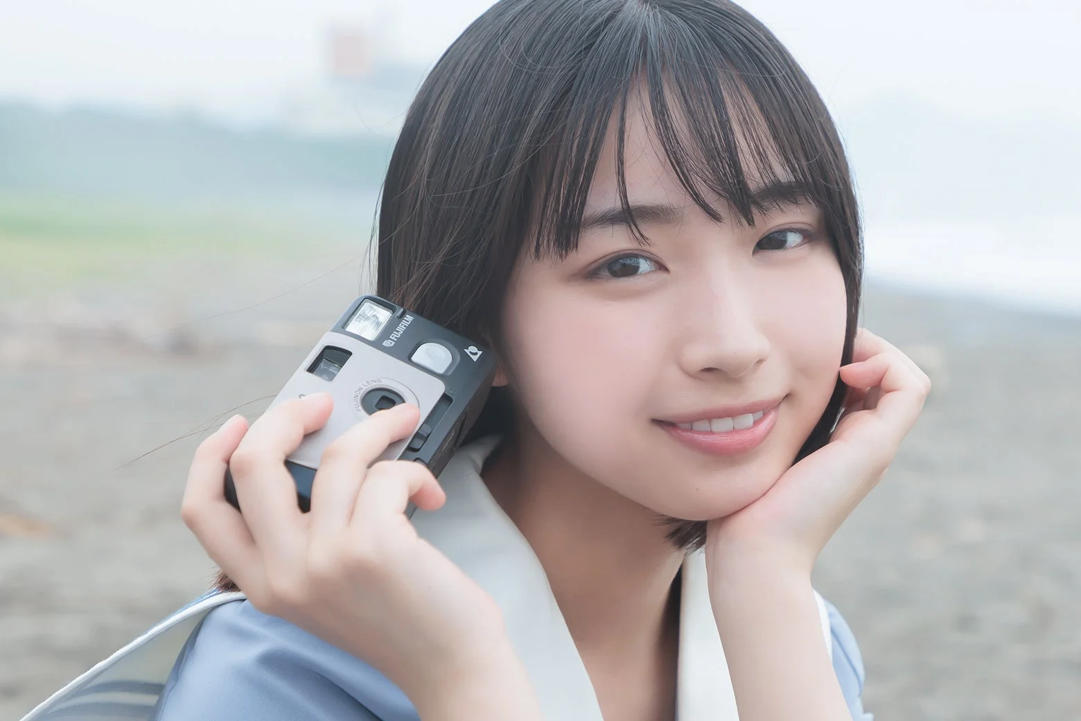 日向坂46五期生メンバーがカメラを持って笑顔