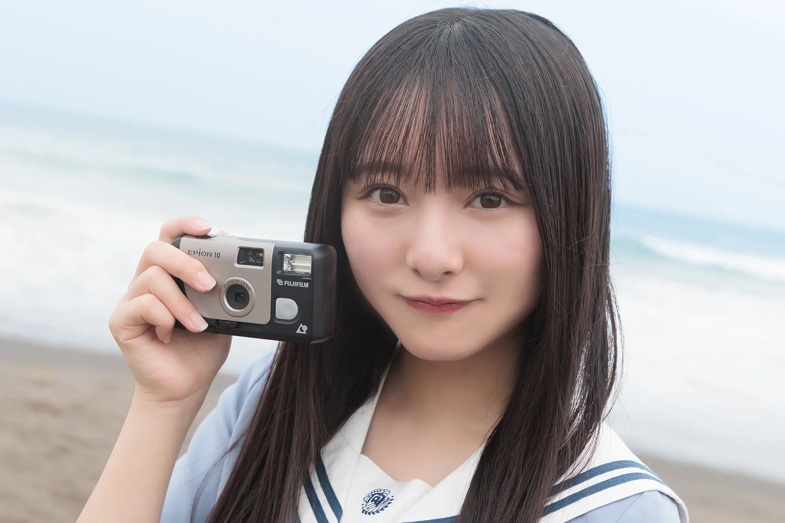 日向坂46五期生メンバーがカメラを持って笑顔