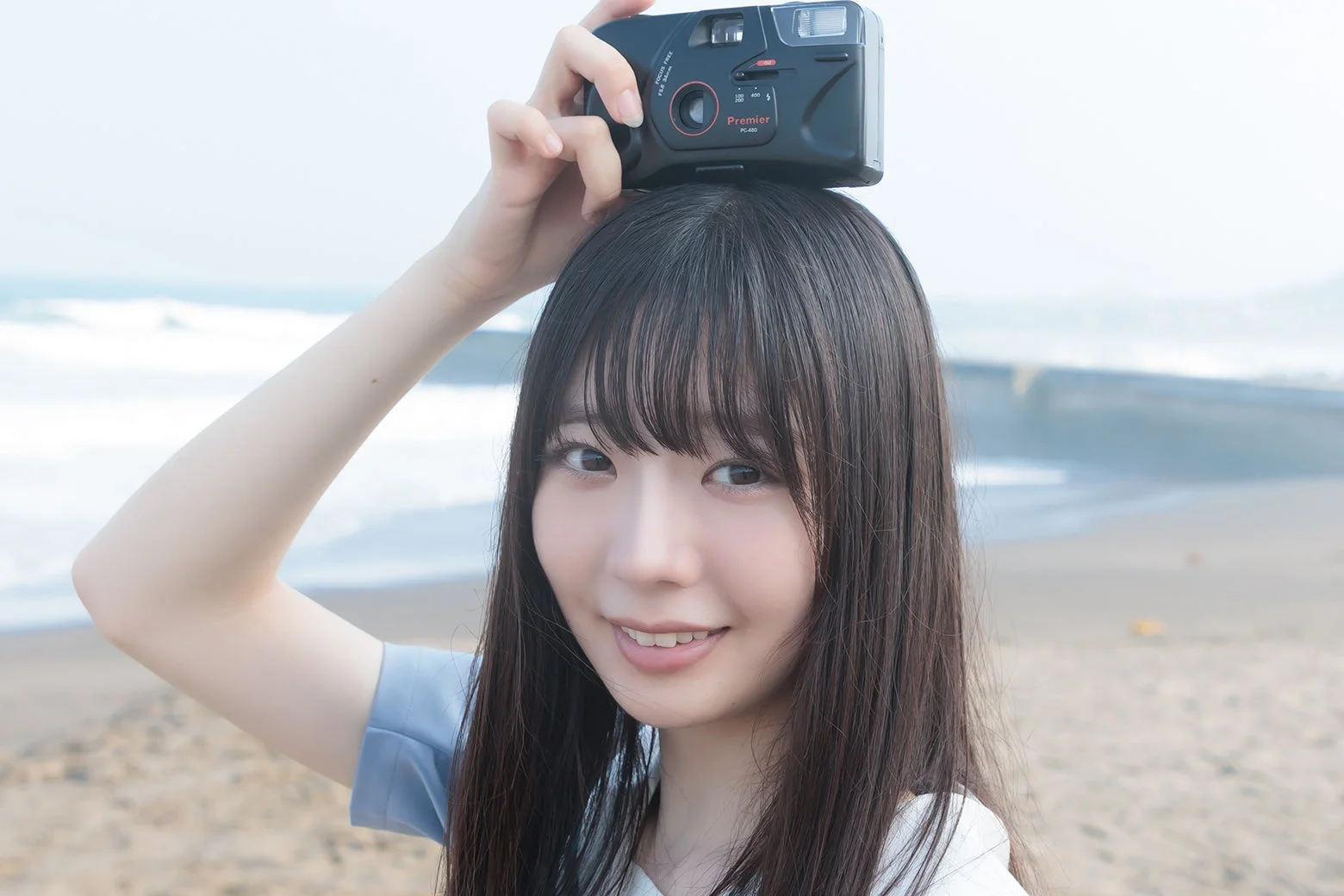 日向坂46五期生メンバーがカメラを頭に乗せて笑顔