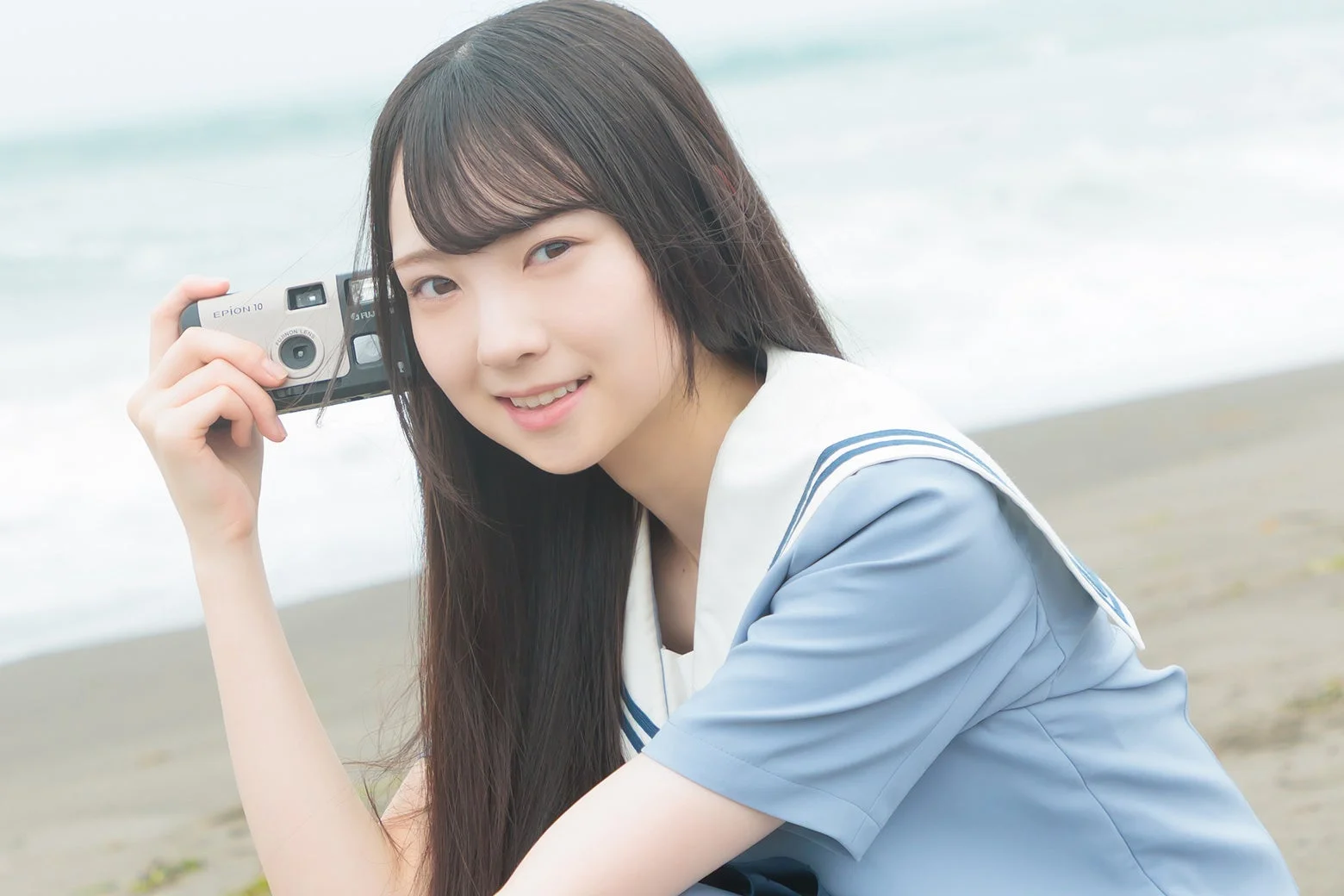 日向坂46五期生メンバーがカメラを持って笑顔