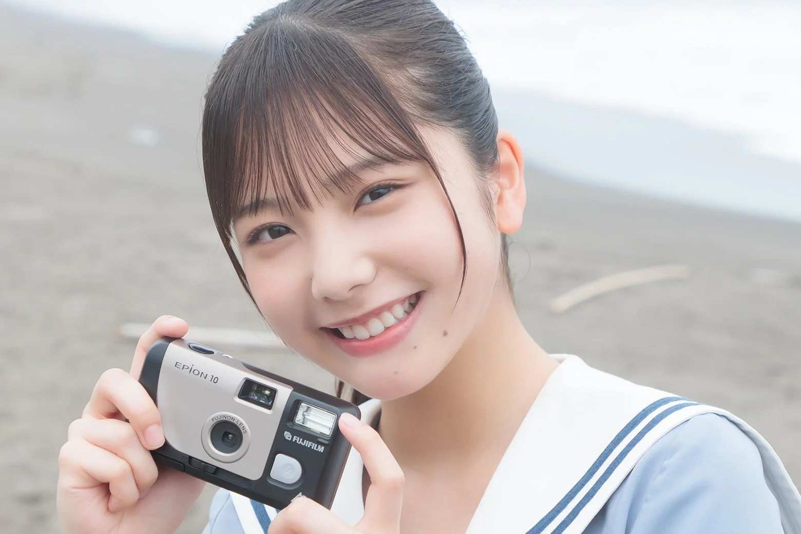 日向坂46五期生メンバーがカメラを持って笑顔