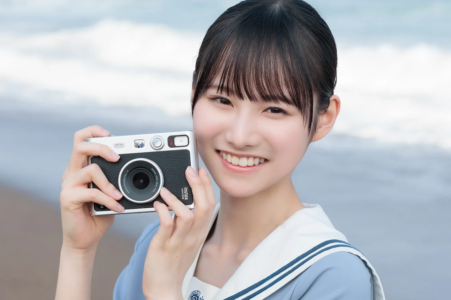 日向坂46五期生メンバーがカメラを持って笑顔