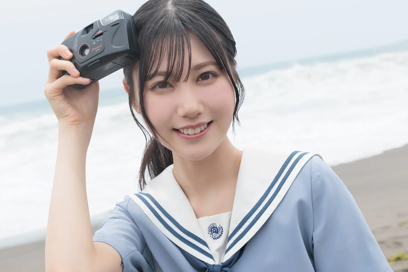 日向坂46五期生メンバーがカメラを頭に乗せて笑顔