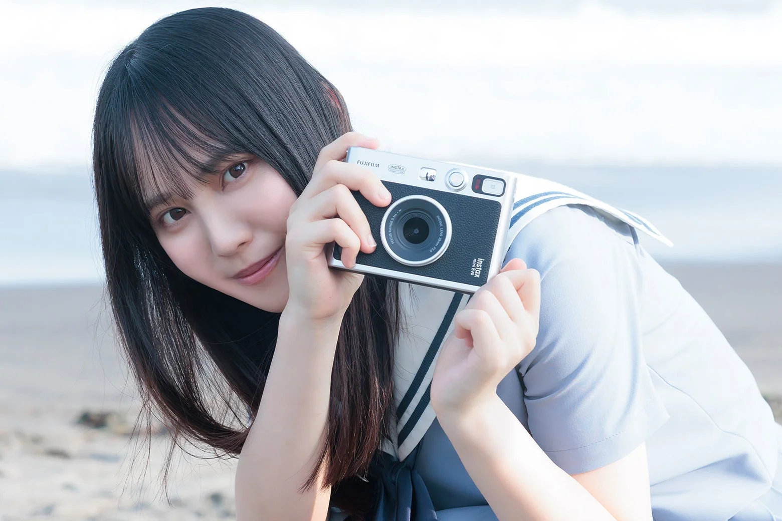 日向坂46五期生メンバーがカメラを持って笑顔