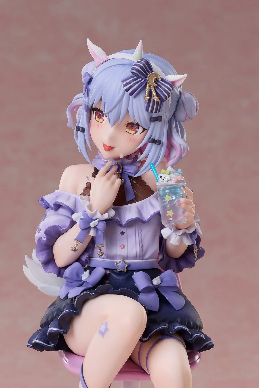 犬山たまき ユニコーン衣装 地雷風ver. 1/7スケールフィギュアのバストアップ。ドリンクを持つ手元。