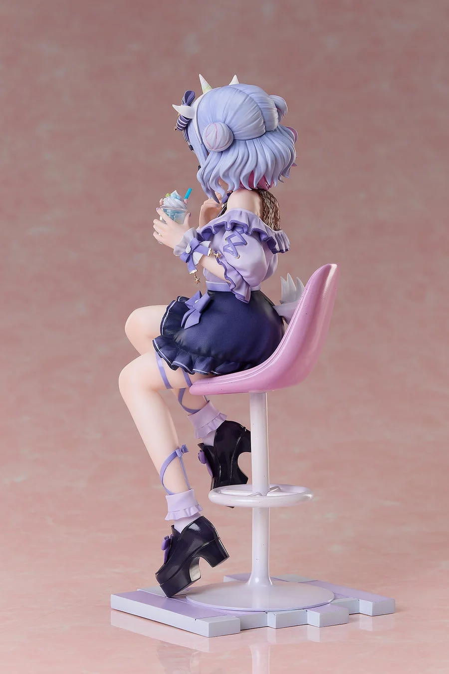 犬山たまき ユニコーン衣装 地雷風ver. 1/7スケールフィギュアの背面。尻尾と衣装のフリルがよく見える。