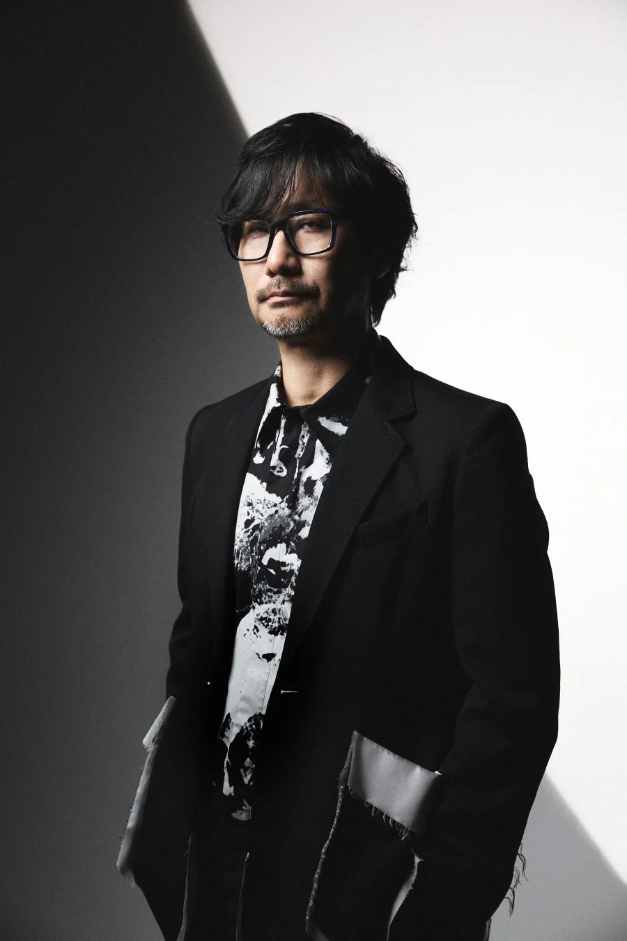 ゲームクリエイター小島秀夫監督のポートレート