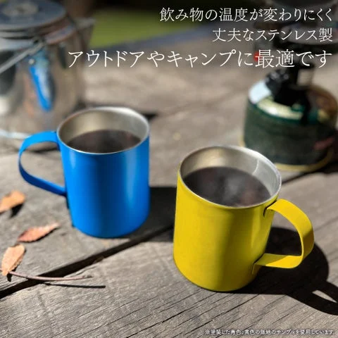 アウトドアでのマグカップ使用シーン（青と黄色）
