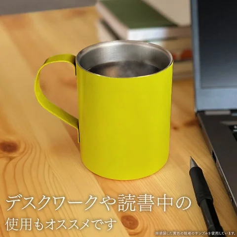 デスクワークでマグカップを使用している様子