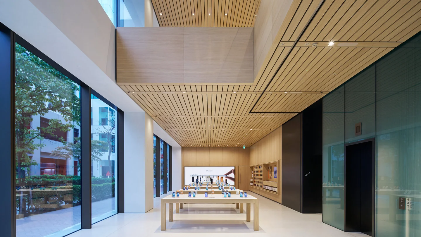 自然光が差し込むApple 銀座店内の様子