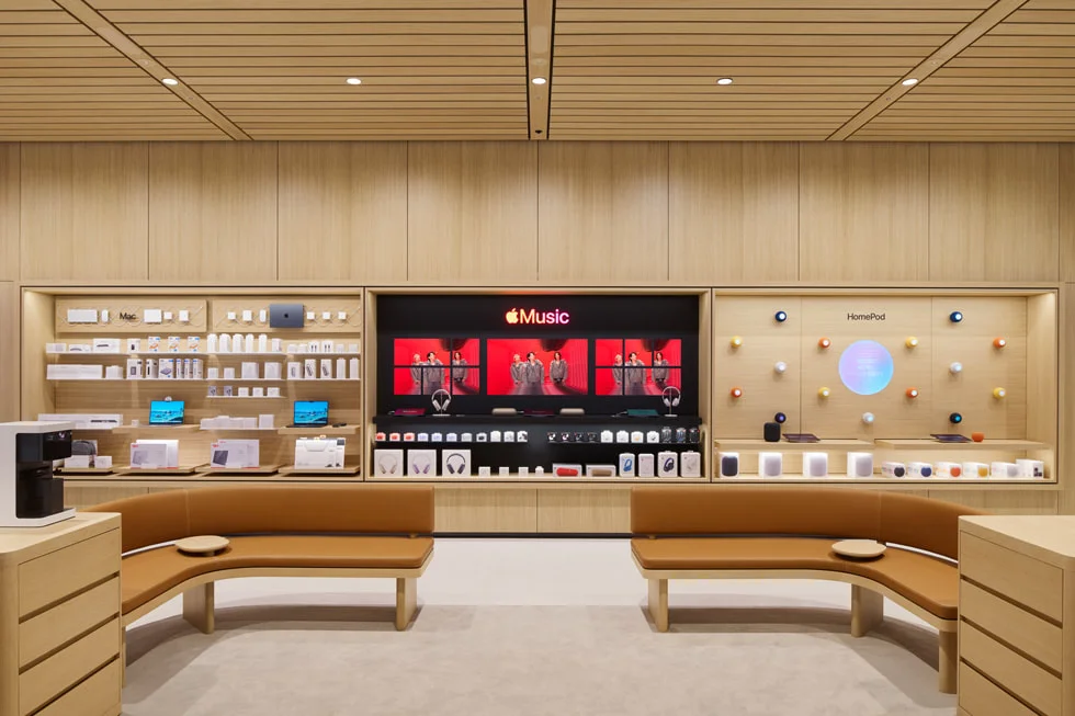Apple 銀座店内のサービス展示エリアと休憩スペース