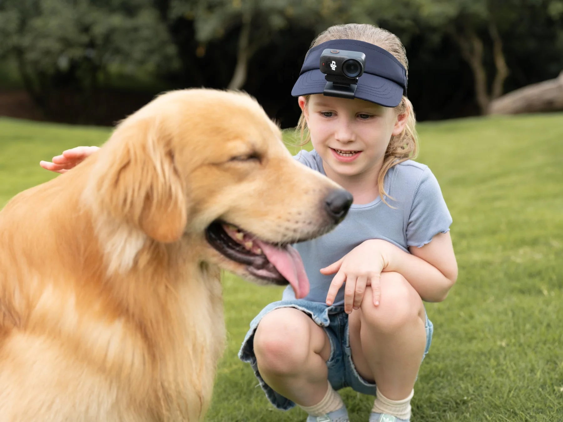 帽子に装着したOsmo Nanoで犬と遊ぶ子供を撮影