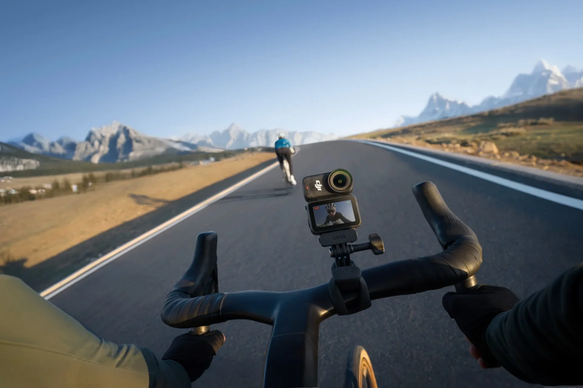 自転車のハンドルに装着されたOsmo Nanoでサイクリングを撮影