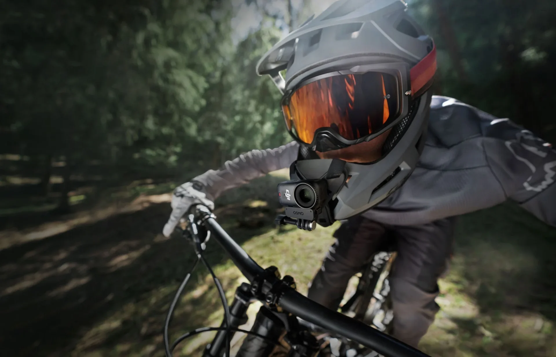 ヘルメットに装着されたOsmo Nanoでマウンテンバイクを撮影
