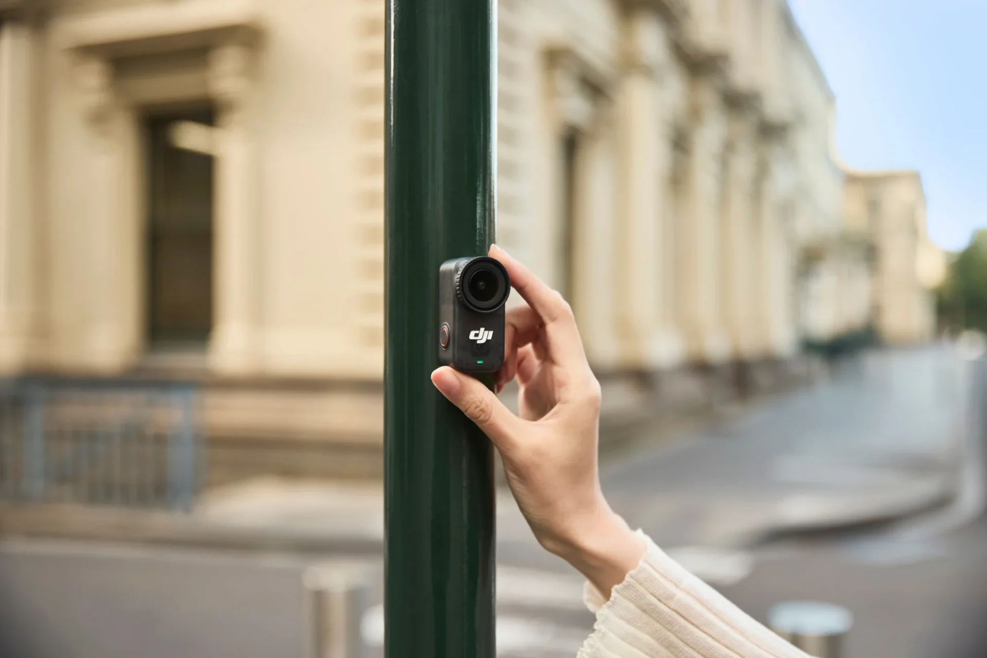 金属ポールにマグネットでOsmo Nanoを装着する女性