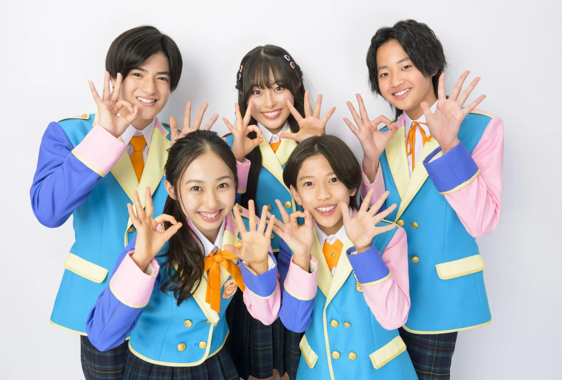 笑顔で「OK」ポーズをとるおはキッズメンバー5人