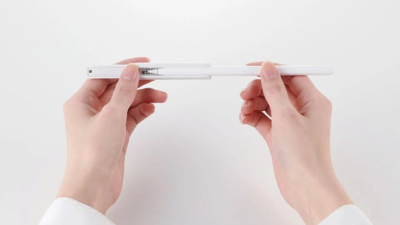 Apple Pencil用ショートカットグリップを装着する手元