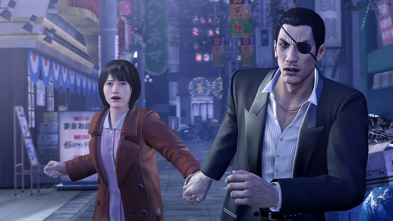 真島吾朗と女性が手を取り走り去るゲーム内シーン。