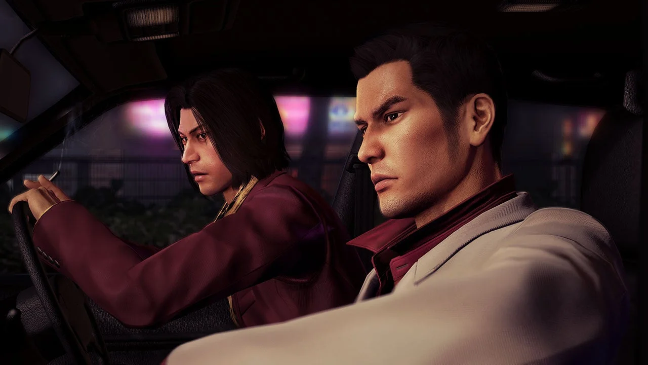桐生一馬と男性キャラクターが車に乗るゲーム内シーン。
