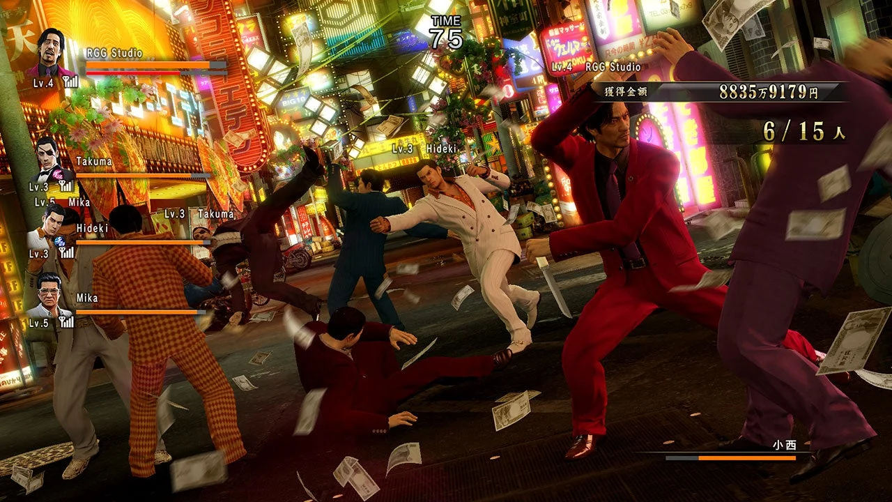 複数キャラクターが乱闘するカチコミオンラインバトルのゲームプレイ画面。