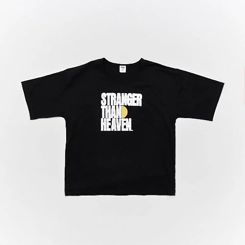 STRANGER THAN HEAVENロゴ入り黒い半袖Tシャツ