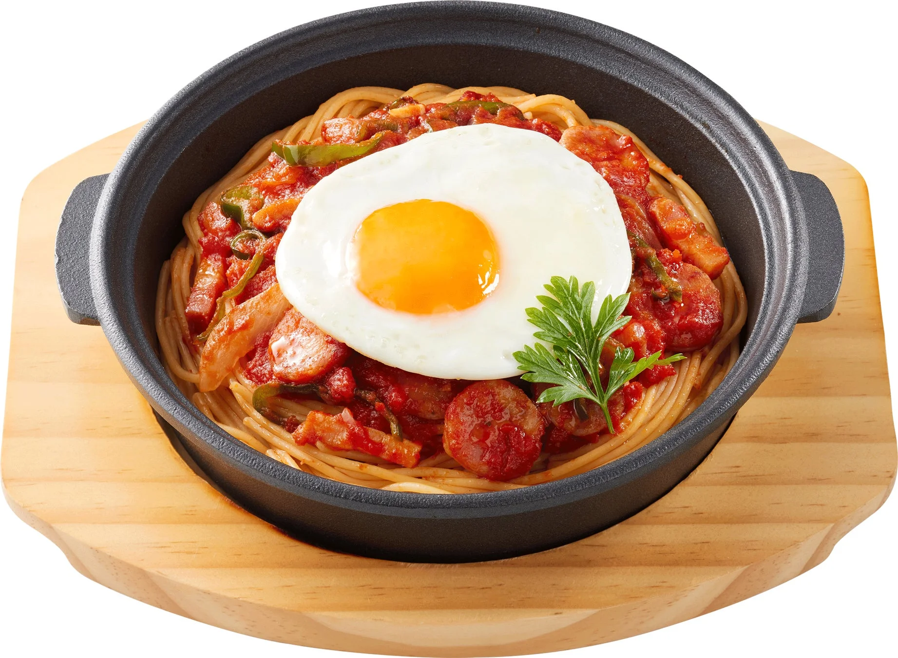鉄板パスタ ナポリタン。目玉焼きとソーセージがのっている。