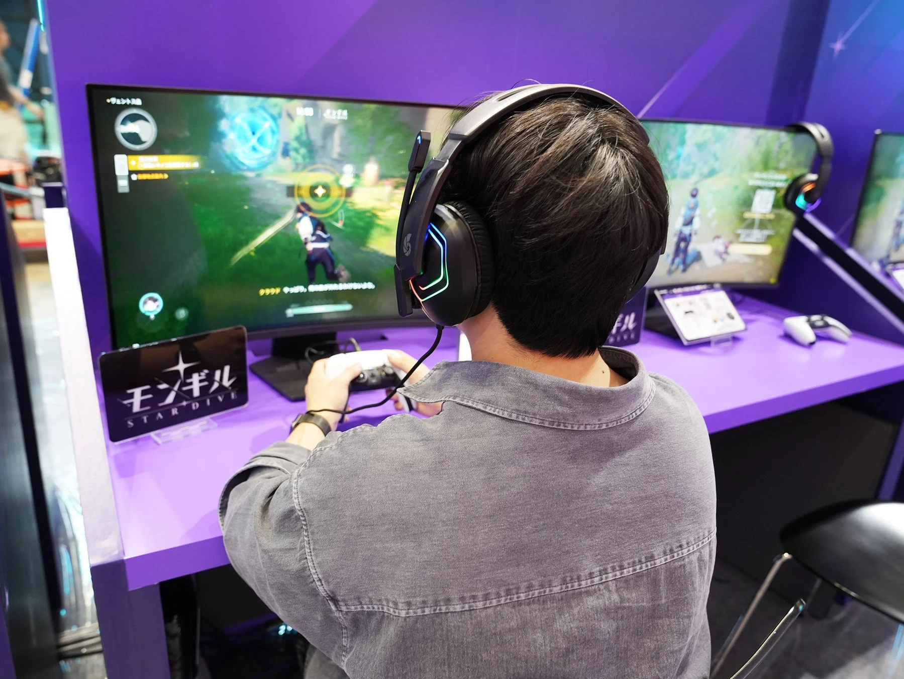 東京ゲームショウ2025でモンギル：STAR DIVEを試遊する来場者