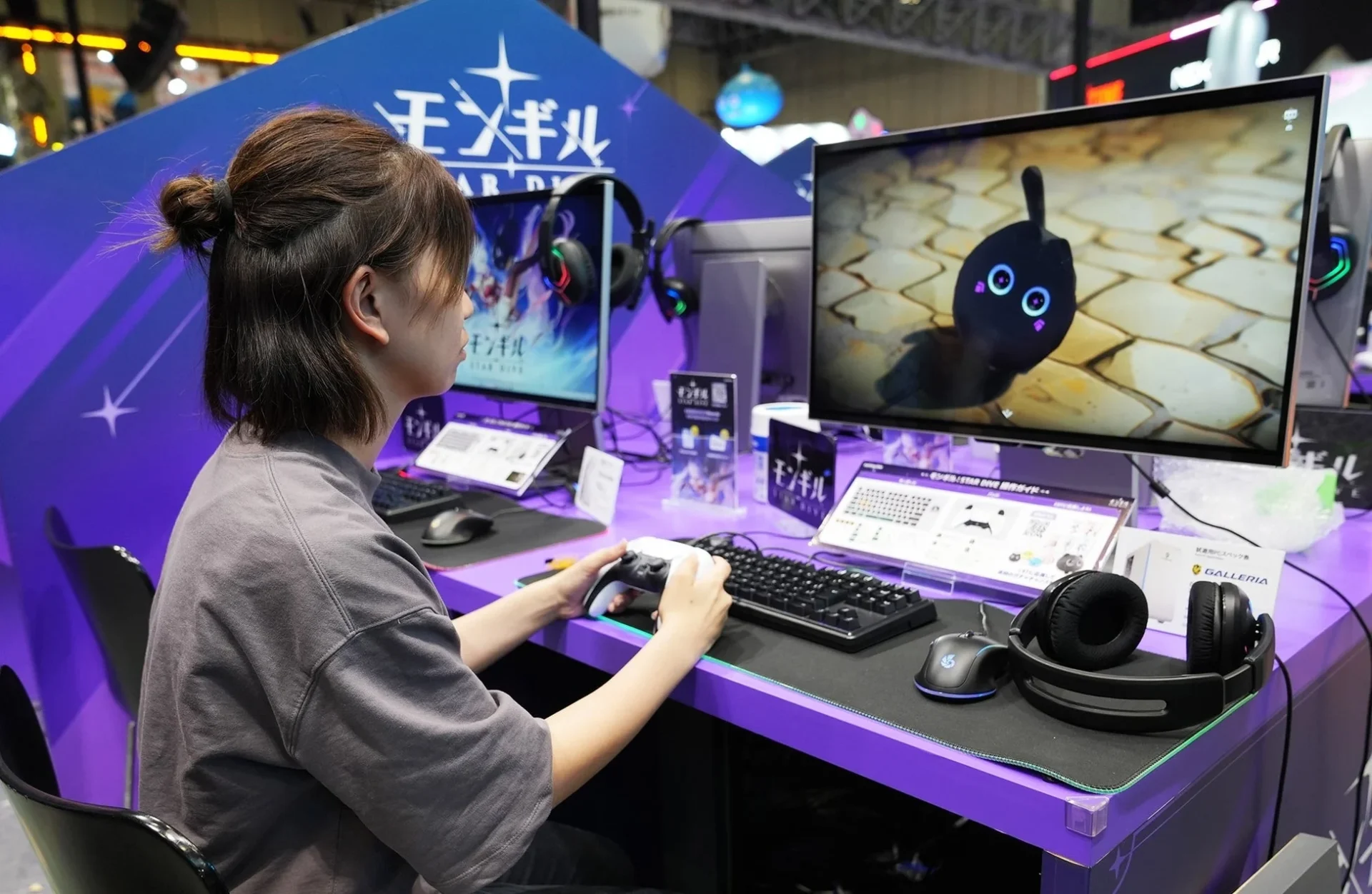東京ゲームショウ2025でモンギル：STAR DIVEをPCで試遊する来場者