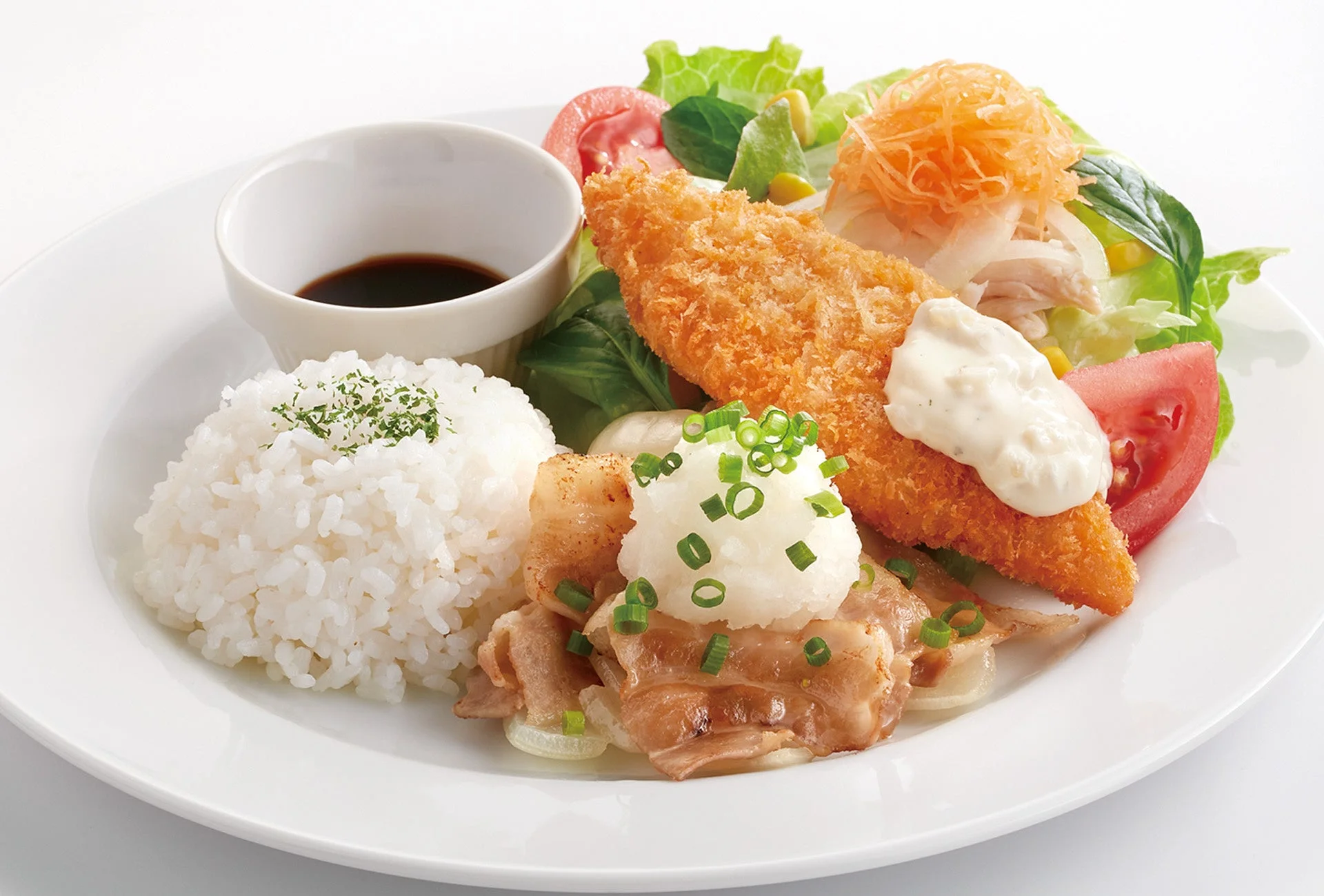月曜日のカフェプレートランチ「白身魚フライと豚焼きしゃぶ＆蒸し鶏サラダ」