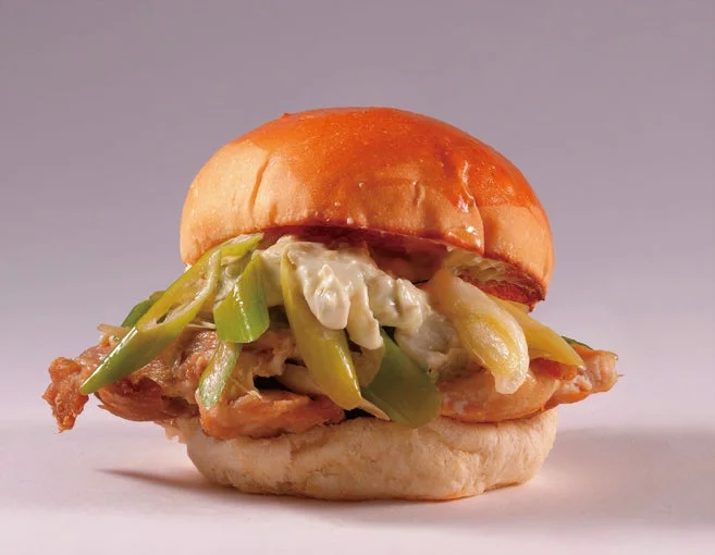 岩塩と白いソースが食欲をそそる焼鳥バーガー