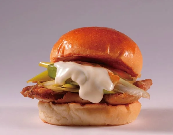 オリジナルスパイスで仕上げた焼鳥バーガー