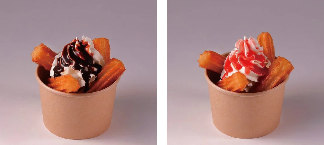 チュロとホイップクリームが乗ったチョコといちごのパフェ
