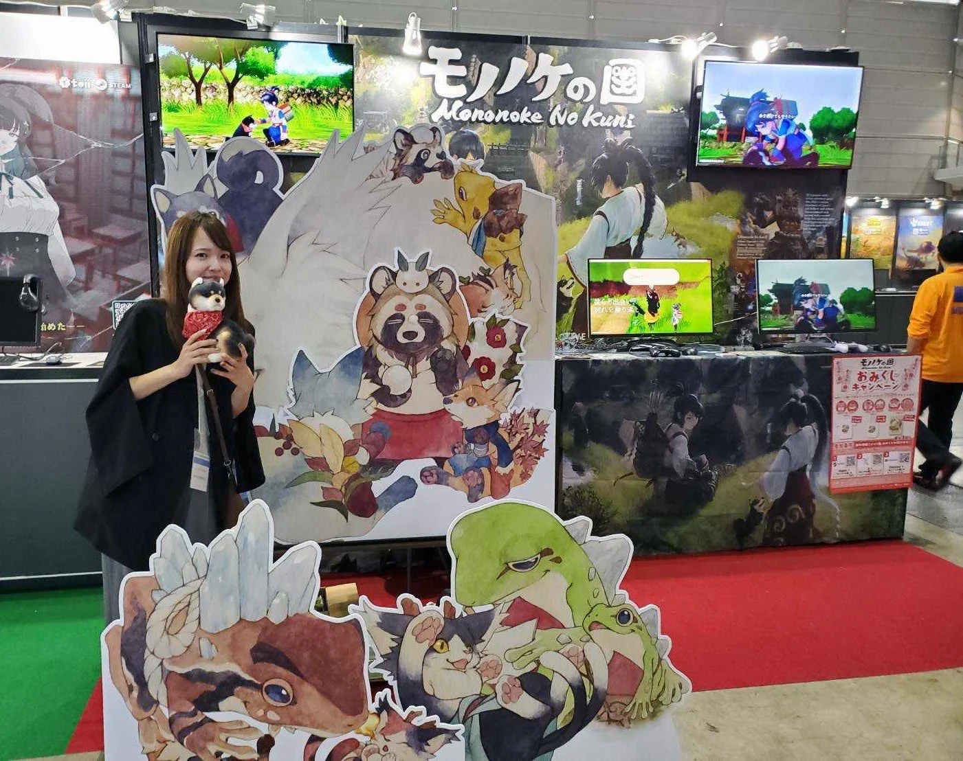 東京ゲームショウ2025ブースで女性がキャラクターパネルと撮影
